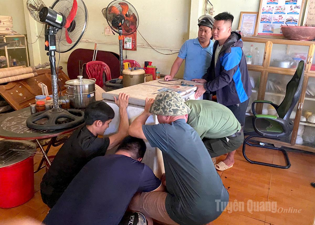 Đoàn xã Bắc Mê tham gia hỗ trợ người dân di dời tài sản đến nơi an toàn.