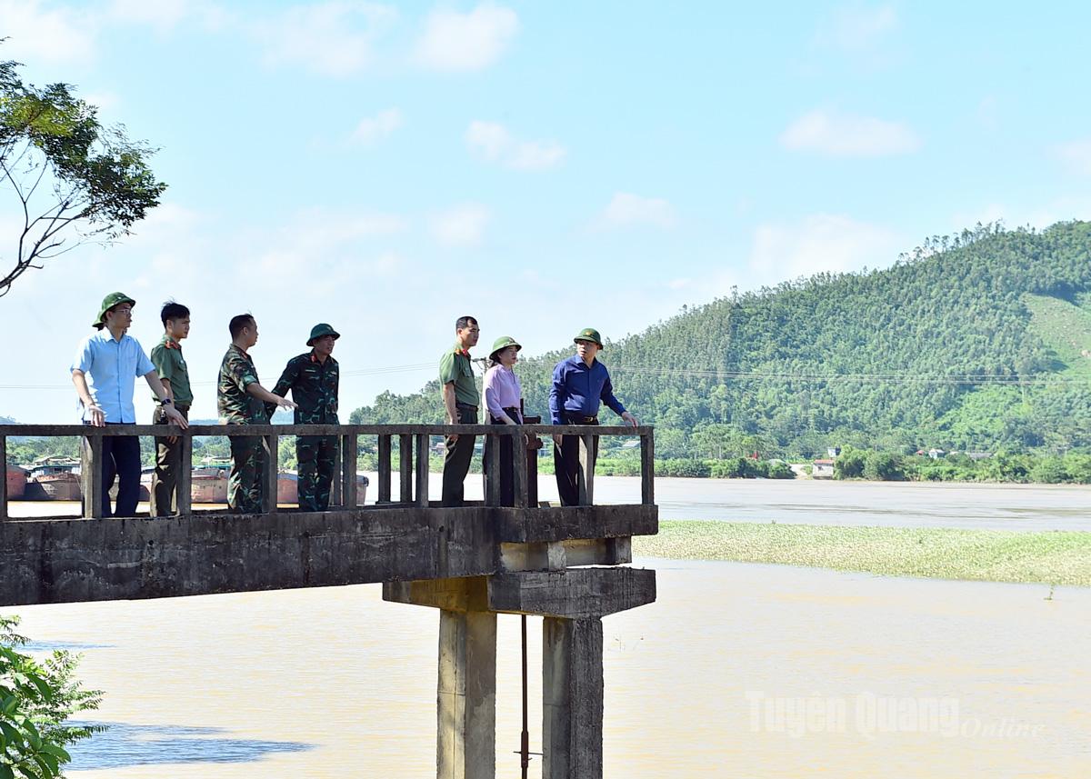 Đồng chí Ma Thế Hồng và đoàn công tác kiểm tra cống cấp thoát nước tại tuyến đê sông Lô thuộc địa bàn xã Đông Thọ.