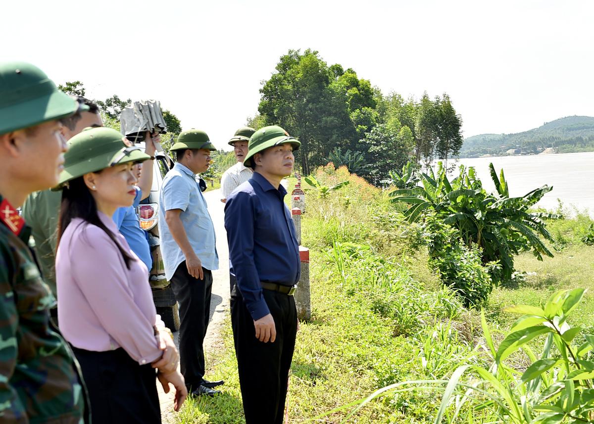 Đồng chí Ma Thế Hồng và đoàn công tác kiểm tra đoạn đê tại xã Hồng Sơn.