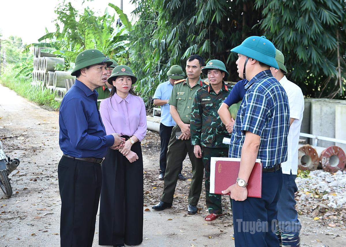 Đồng chí Ma Thế Hồng chỉ đạo công tác quản lý đê điều, công trình thủy lợi đói với cán bộ xã Hồng Sơn.