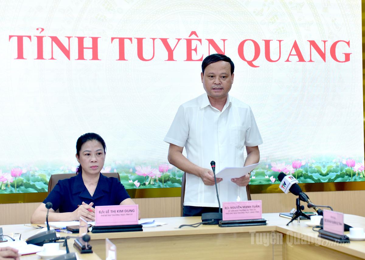 Tại điểm cầu Tuyên Quang, đồng chí Phó Chủ tịch Thường trực UBND tỉnh Nguyễn Mạnh Tuấn báo cáo tình hình thiệt hại, khắc phục hậu quả bão số 10.