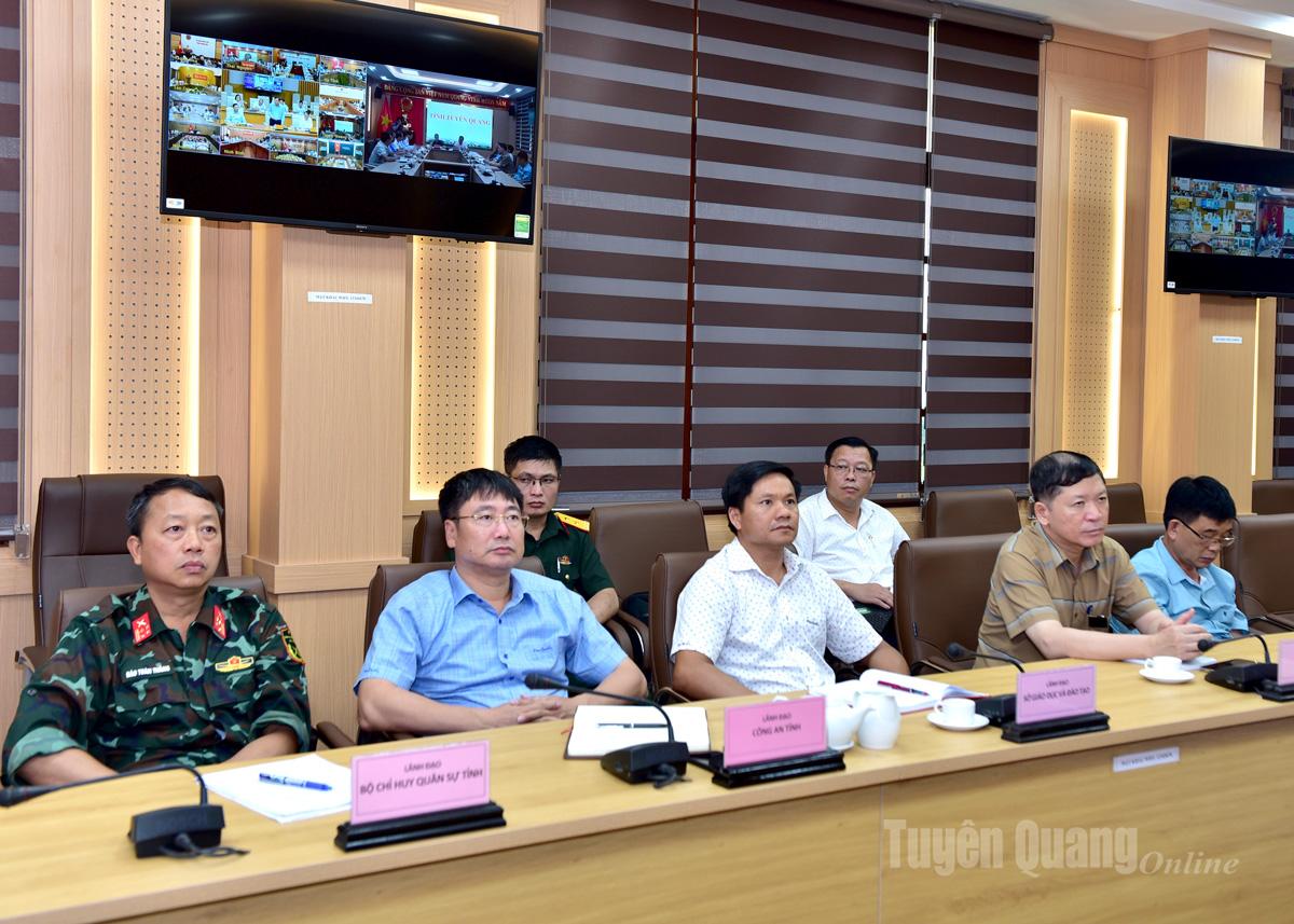Lãnh đạo các sở, ngành dự họp tại điểm cầu Tuyên Quang.