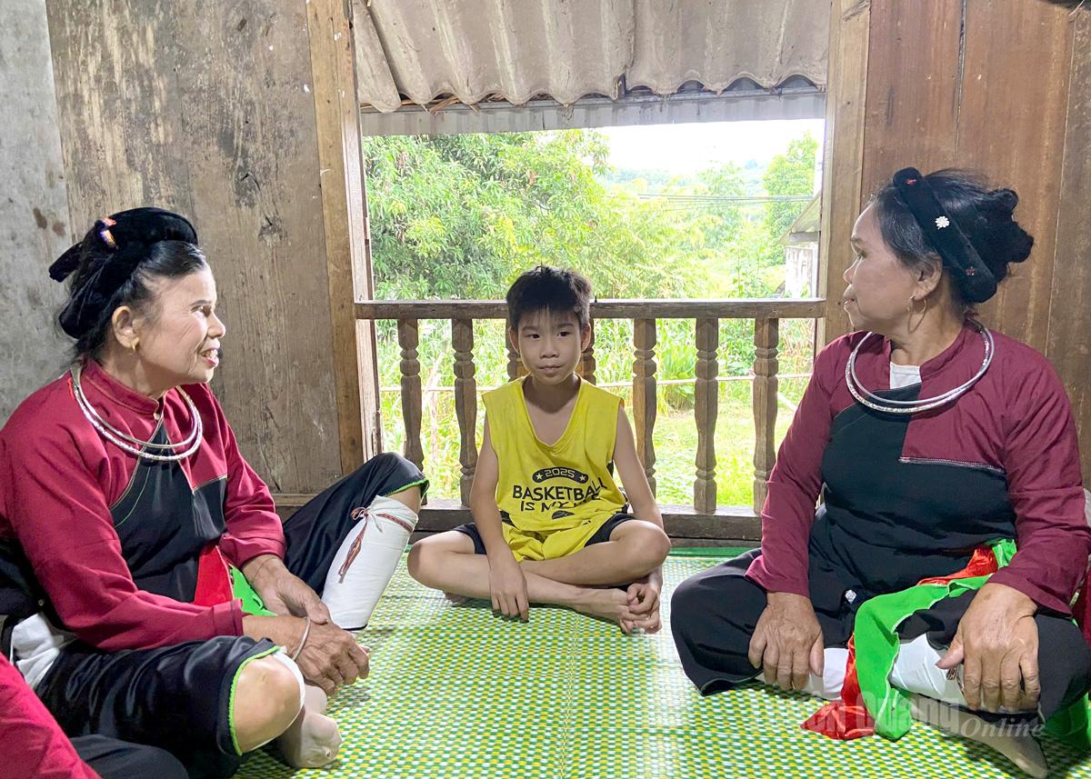 Các thành viên CLB giữ gìn văn hóa dân tộc Cao Lan phường Bình Thuận hướng dẫn thế hệ trẻ tìm hiểu văn hóa đồng bào Cao Lan.