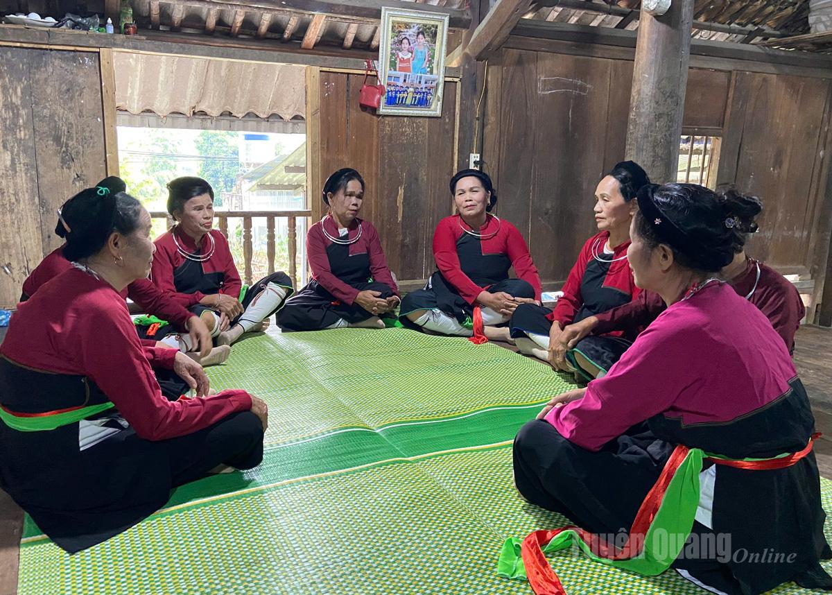 Một buổi sinh hoạt của các thành viên CLB giữ gìn văn hóa dân tộc Cao Lan phường Bình Thuận.