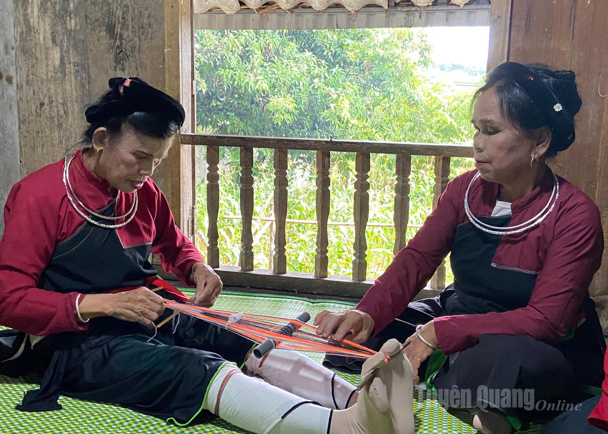 From a small weaving loom, Cao Lan women in residential group 7, Binh Thuan ward create useful handmade products for daily life.