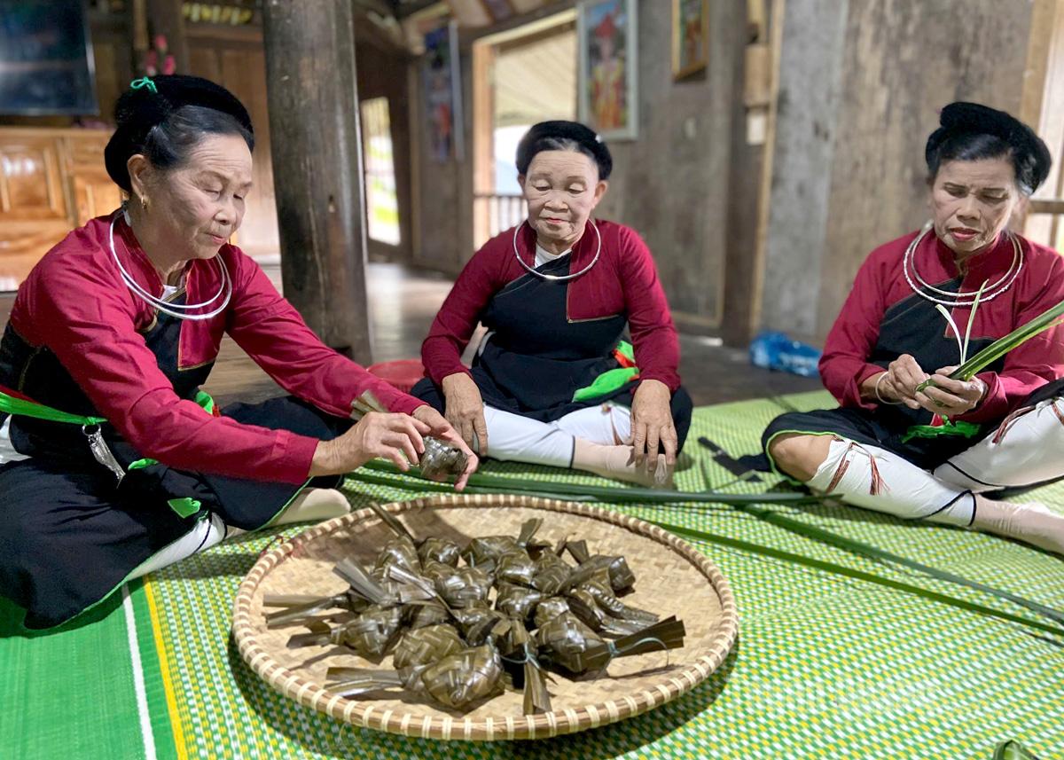 Chim gau cakes of the Cao Lan people.