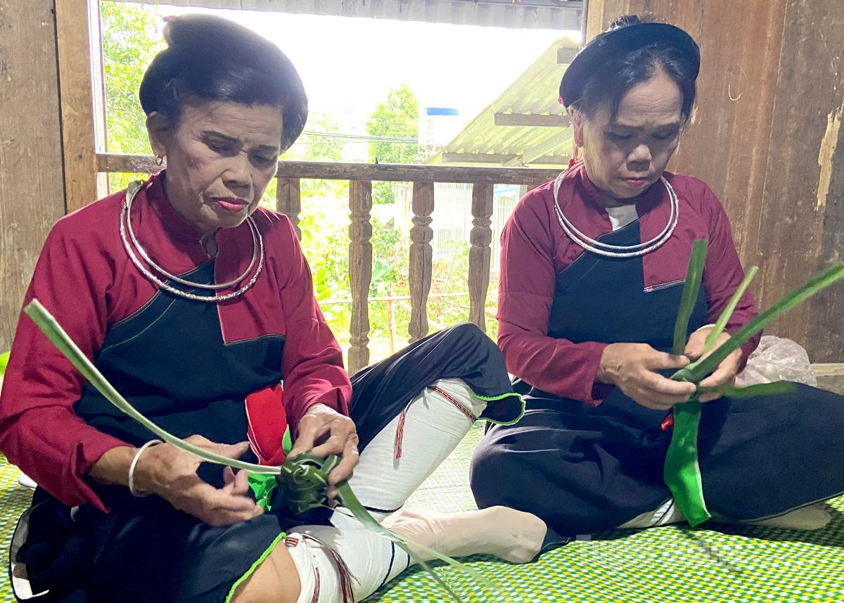 Người Cao Lan ở tổ 7, phường Bình Thuận khéo léo gói những chiếc bánh chim gâu.