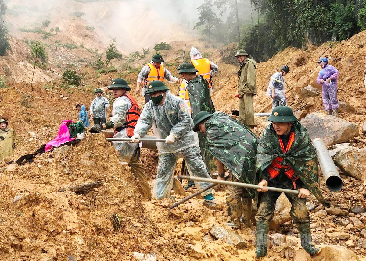 Officers and soldiers overcome harsh weather and rough terrain to search for missing victims of landslides in Lung Cu.