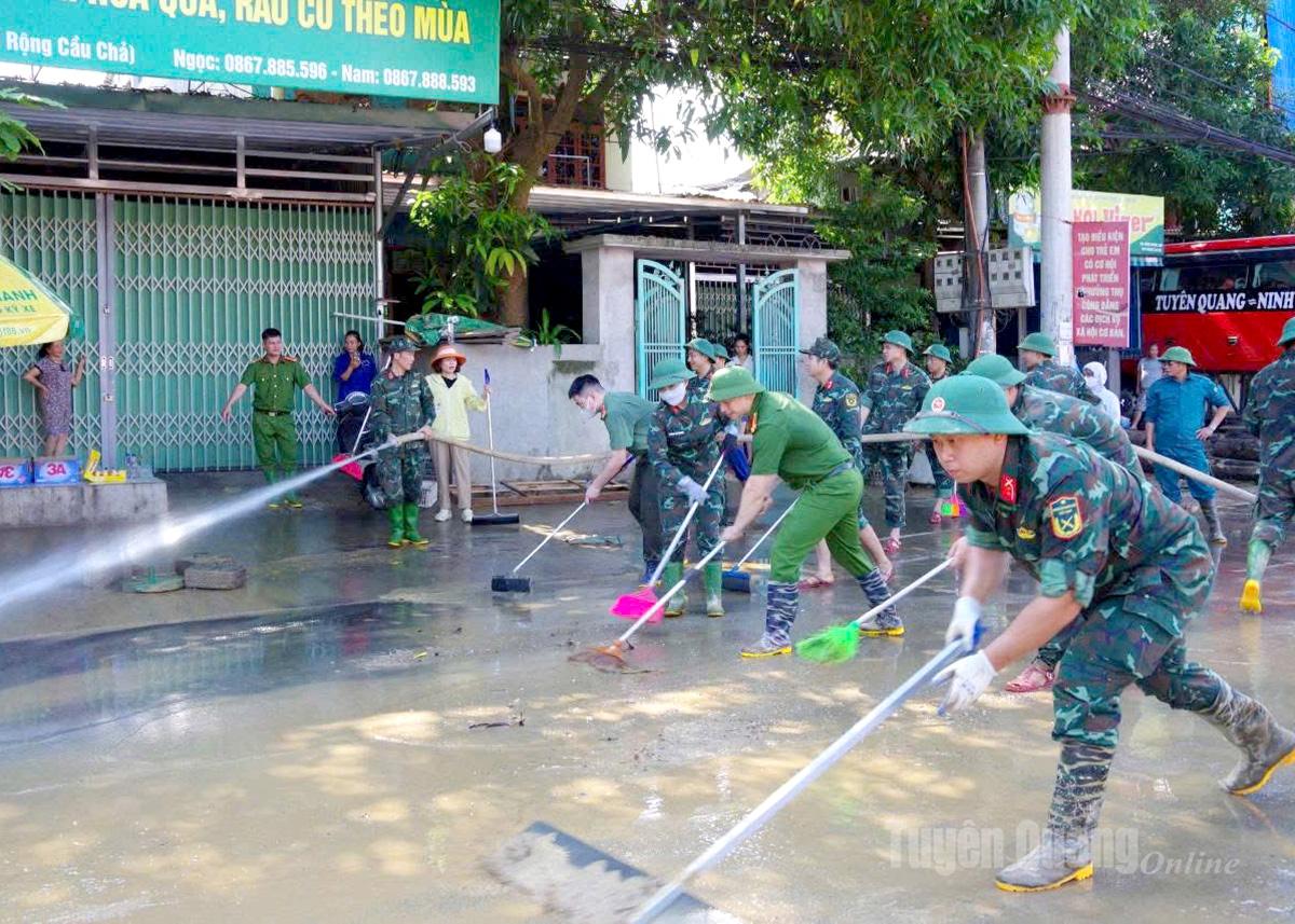 Forces work together to clean up streets after the flood in Minh Xuan ward.
