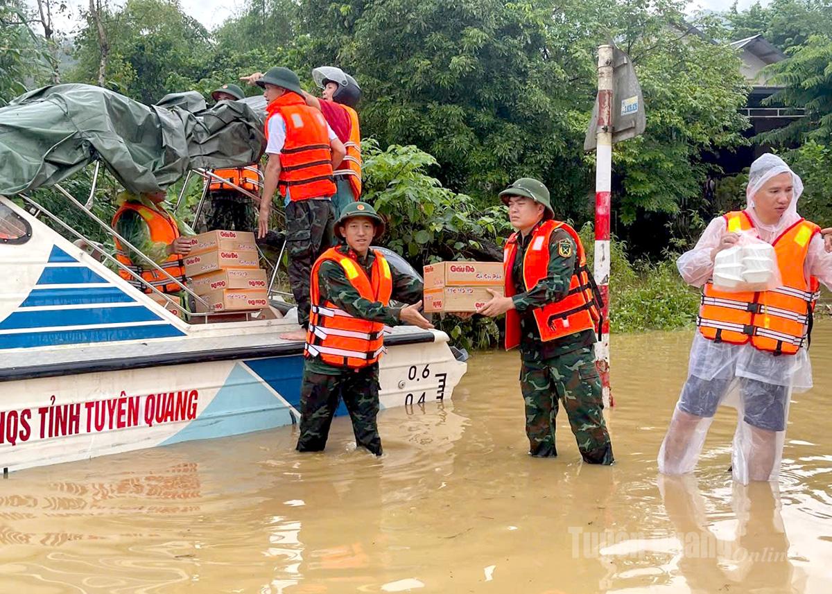 Đưa hàng cứu trợ đến vùng ngập sâu.