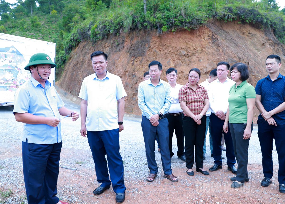 Bí thư Tỉnh uỷ Hầu A Lềnh trao đổi các nội dung liên quan đến điều chỉnh quy hoạch xây dựng khu trung tâm xã Đồng Văn ngay tại thực địa.