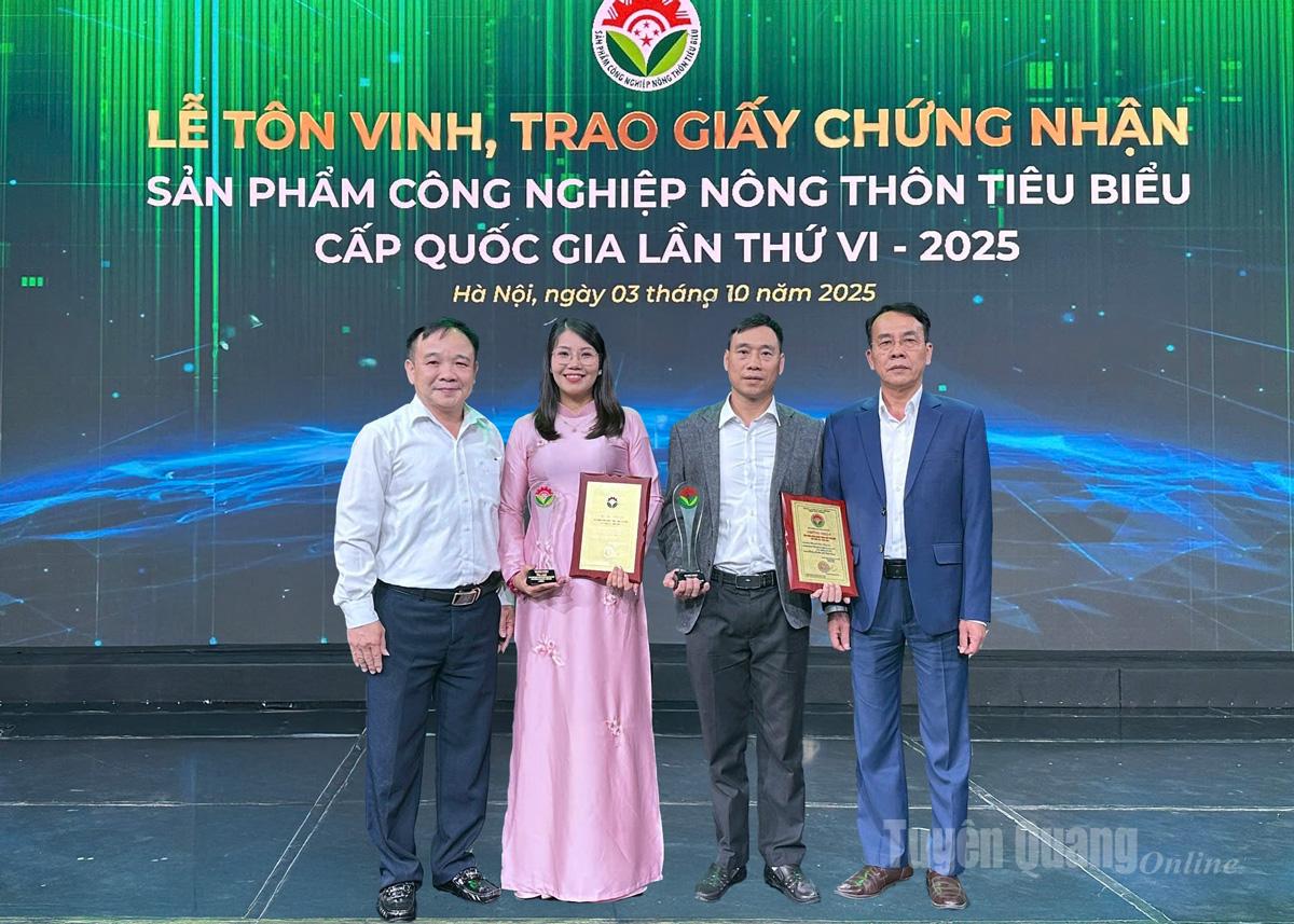 Lãnh đạo Sở Công Thương Tuyên Quang chụp ảnh cùng hai đại diện HTX có sản phẩm được tôn vinh, trao giấy chứng nhận sản phẩm công nghiệp nông thôn tiêu biểu cấp quốc gia lần thứ VI năm 2025.