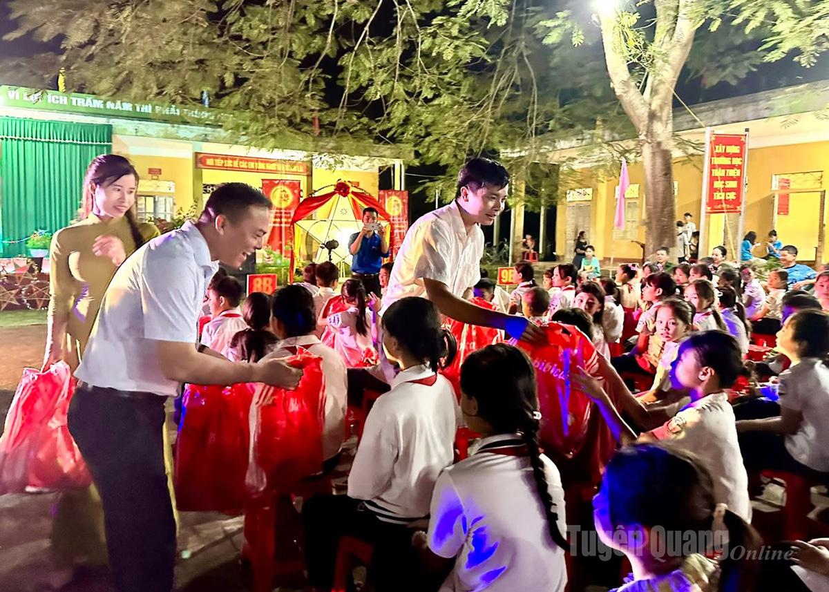 Các em học sinh xã Tân Mỹ nhận quà tại Chương trình.