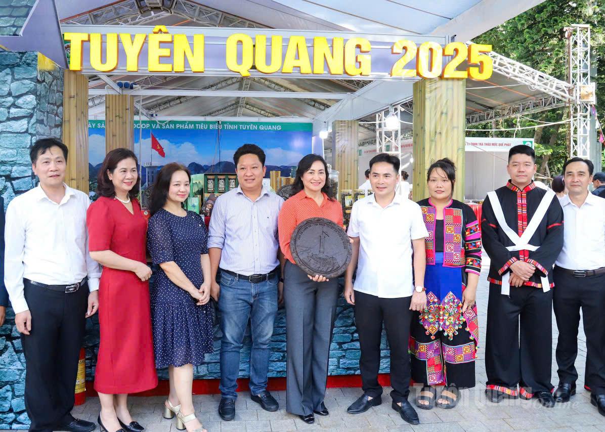 Bà Phan Thị Thắm, Thứ trưởng Bộ Công thương chụp ảnh lưu niệm tại khu trưng bày.