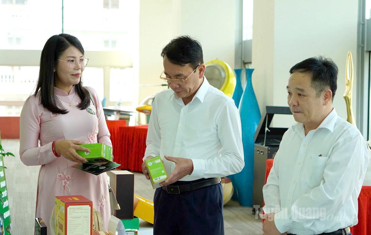 Lãnh đạo Sở Công thương tỉnh kiểm tra các sản phẩm trưng bày.