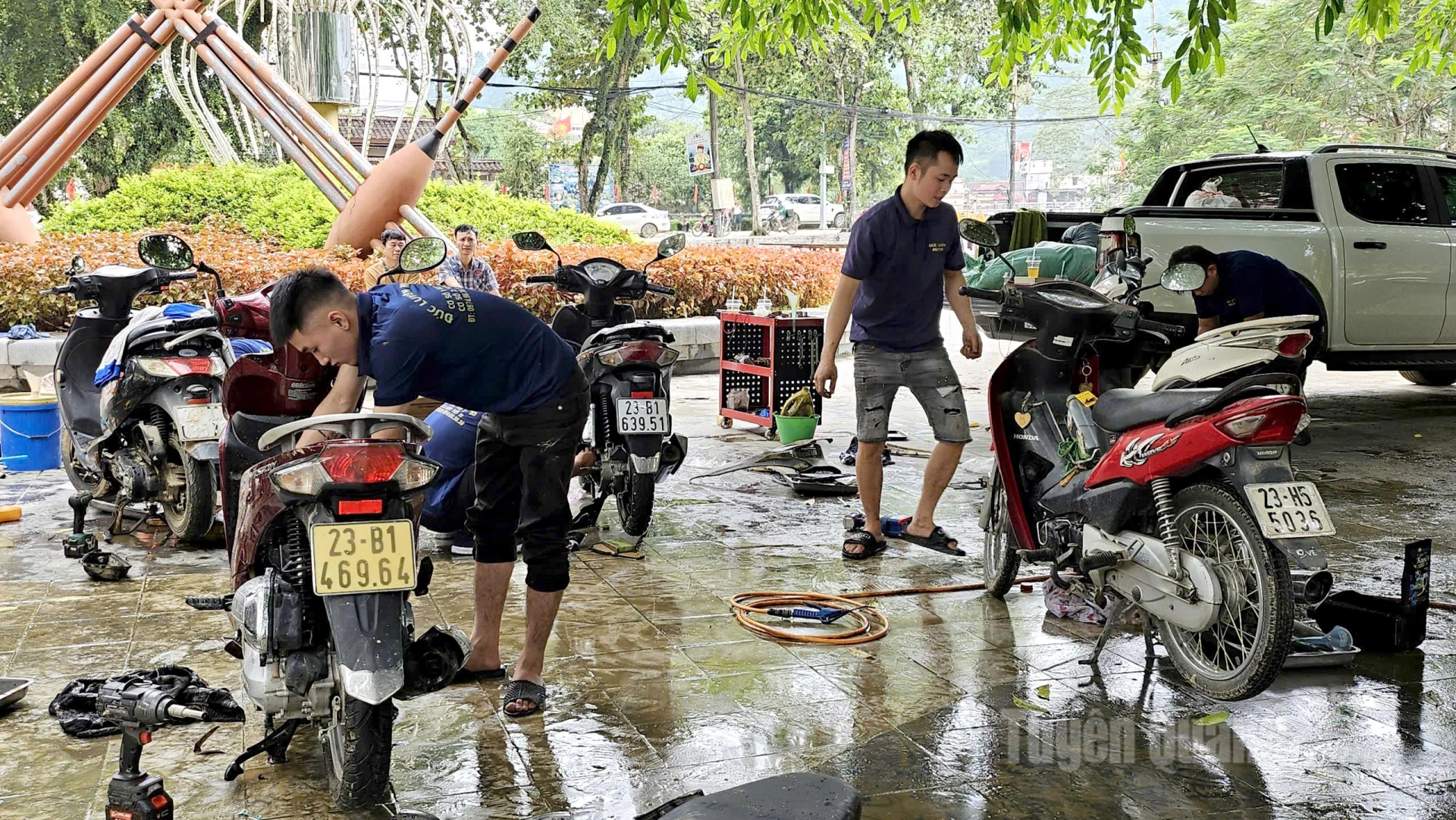 Các kỹ thuật viên vệ sinh, thay dầu, kiểm tra hệ thống điện, động cơ và khắc phục các hư hỏng thường gặp sau khi xe bị ngập nước.