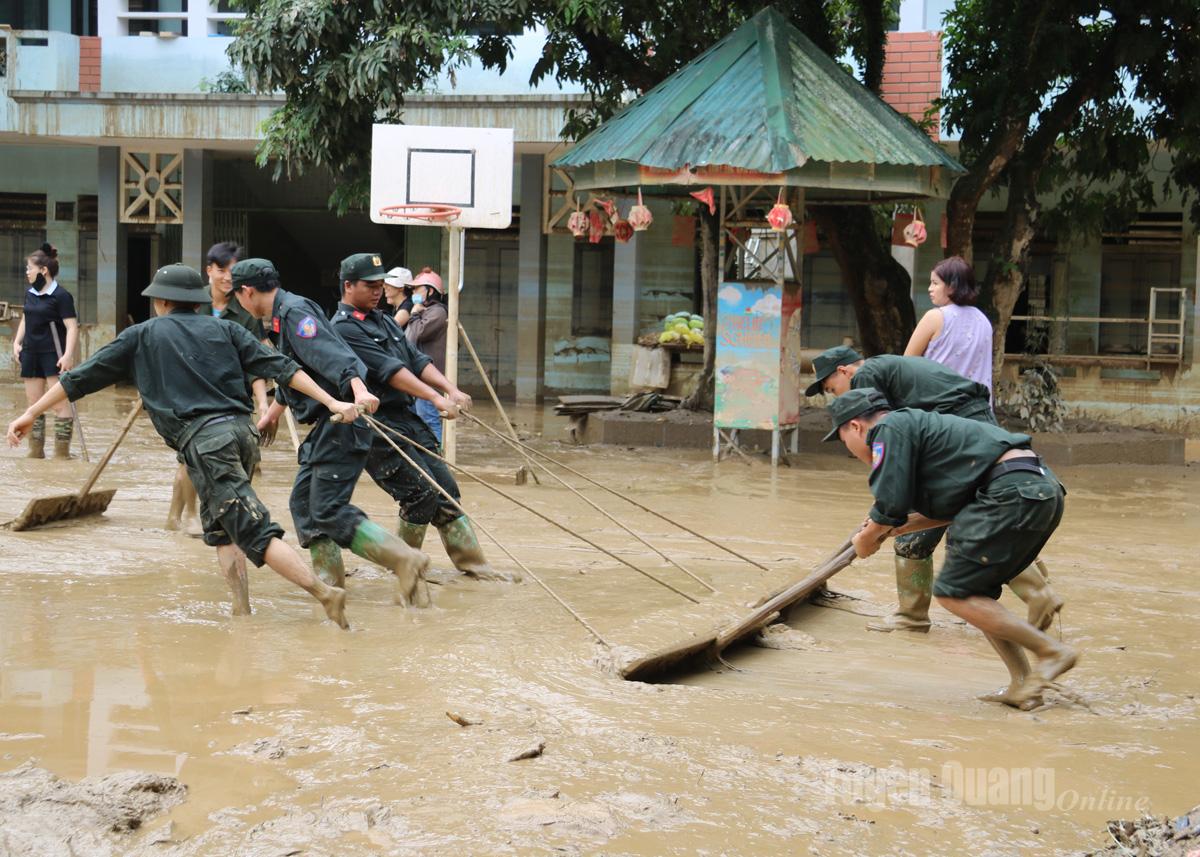 Cán bộ, chiến sỹ Cảnh sát cơ động dọn dẹp bùn đất tại Trường Tiểu học Quang Trung, phường Hà Giang 2.