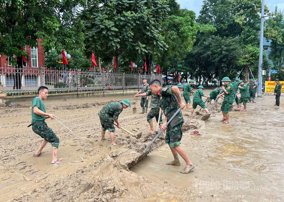 Cán bộ, chiến sỹ Trung đoàn 877 dọn dẹp bùn đất trước cổng UBND tỉnh, phường Hà Giang 1.