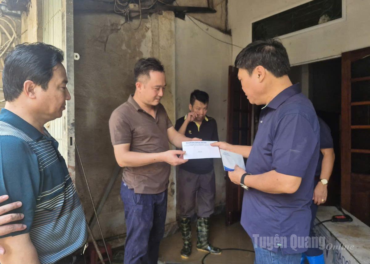 Ban Biên tập đến thăm hỏi, tặng quà động viên gia đình nhân viên bị thiệt hại sau bão số 10.