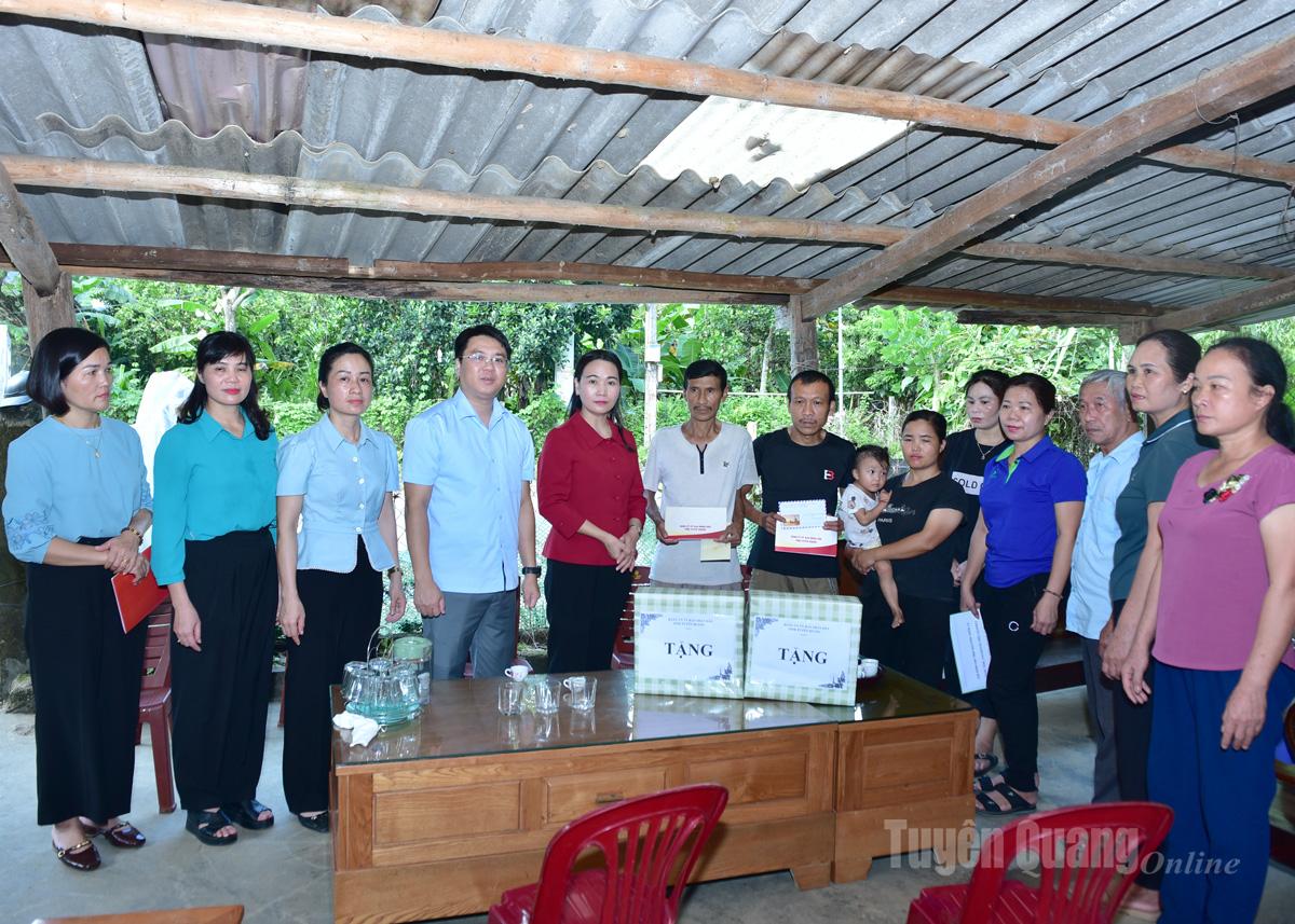 Đồng chí Phó Bí thư Thường trực chuyên trách Đảng ủy UBND tỉnh Nông Thị Bích Huệ tặng quà, trao hỗ trợ cho hai gia đình: anh Nguyễn Văn Tuấn, anh Nguyễn Đức Phượng, cùng ở thôn 13, xã Nà Hang.