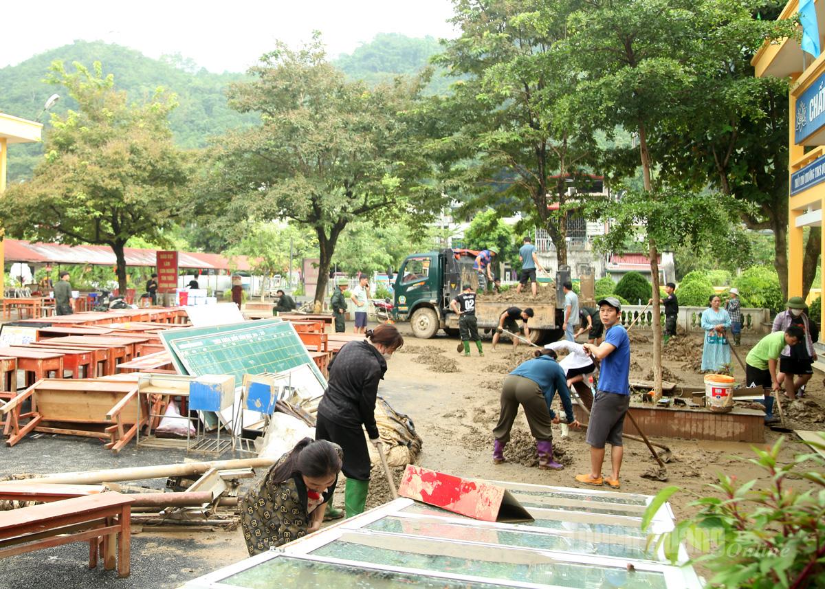 Phường Hà Giang 1, phường Hà Giang 2 và xã Ngọc Đường là tâm điểm chịu ảnh hưởng nặng nề của bão số 10, khiến nhiều trường học bị hư hỏng, ngập úng, cơ sở vật chất xuống cấp. Ngay sau bão, nhiều ngày qua các trường cùng chính quyền địa phương đang khẩn trương huy động lực lượng, tập trung khắc phục hậu quả, sớm ổn định điều kiện dạy và học, đón học sinh trở lại lớp.