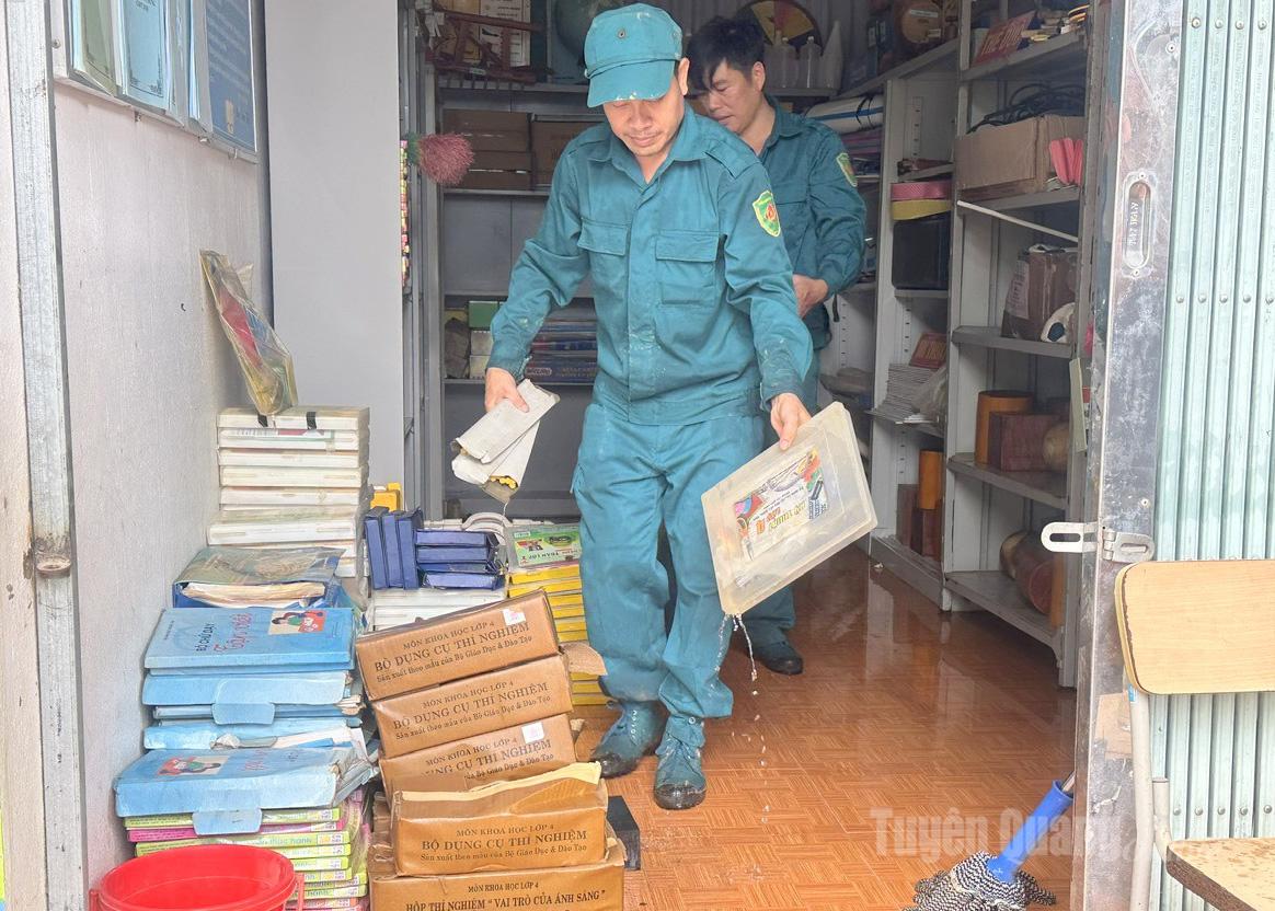 Lực lượng Dân quân tự vệ xã Ngọc Đường hỗ trợ các trường khắc phục hậu quả.