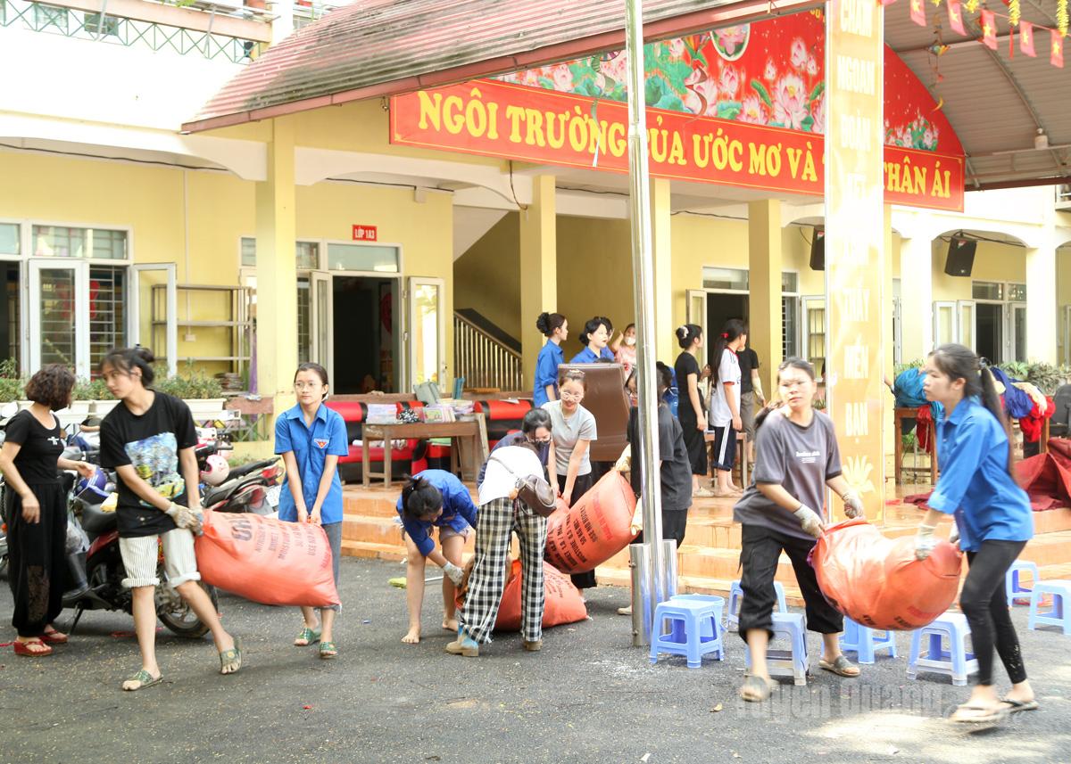 Sinh viên Phân hiệu Đại học Thái Nguyên tại Hà Giang hỗ trợ trường Tiểu học Lê Lợi, phường Hà Giang 1.