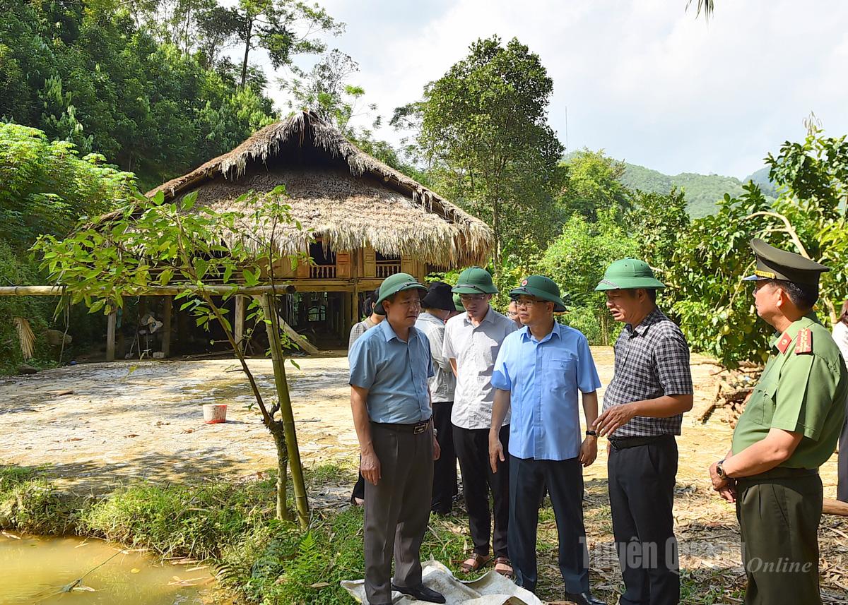 Đồng chí Nguyễn Văn Sơn, Phó Bí thư Tỉnh ủy, Chủ tịch HĐND tỉnh nghe báo cáo tình hình nguy cơ sạt lở đất tại thôn Ngõa.