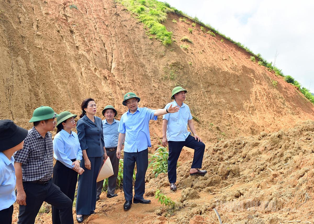 Đồng chí Nguyễn Văn Sơn, Phó Bí thư Tỉnh ủy, Chủ tịch HĐND tỉnh và đoàn công tác kiểm tra tình hình một điểm sạt lở tại thôn Ngõa.