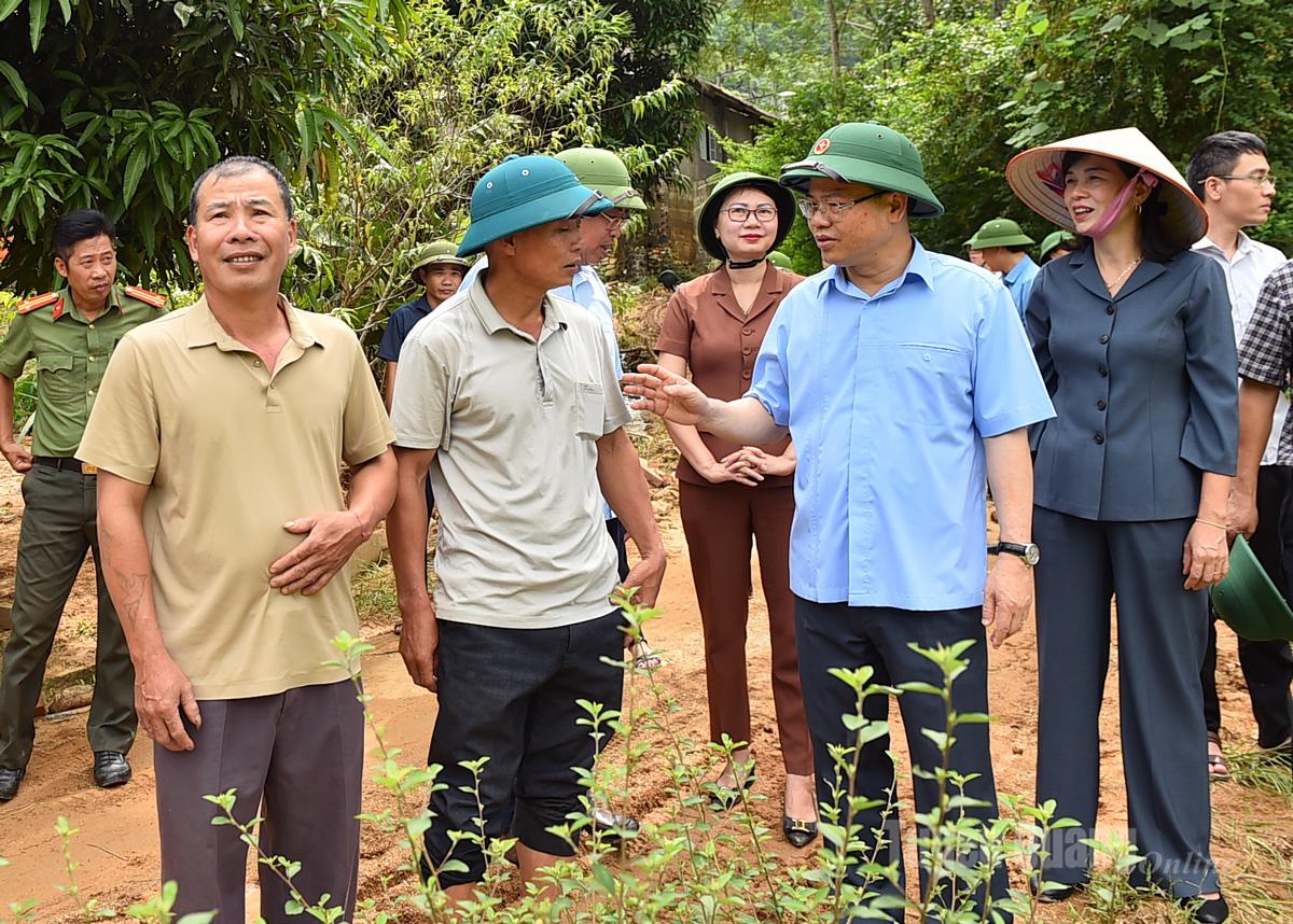Đồng chí Nguyễn Văn Sơn, Phó Bí thư Tỉnh ủy, Chủ tịch HĐND tỉnh trao đổi với cán bộ thôn Ngõa.