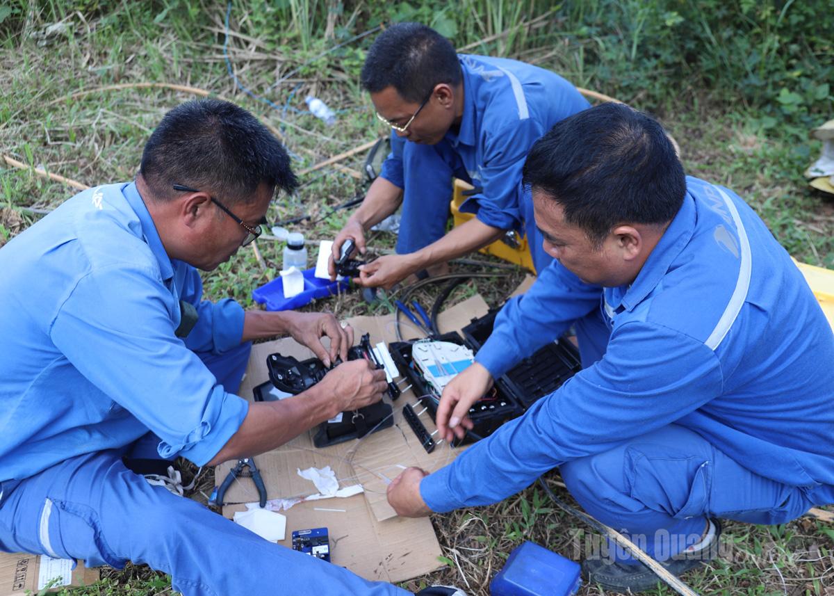 Các công nhân nhà mạng VNPT nỗ lực khắc phục sự cố.