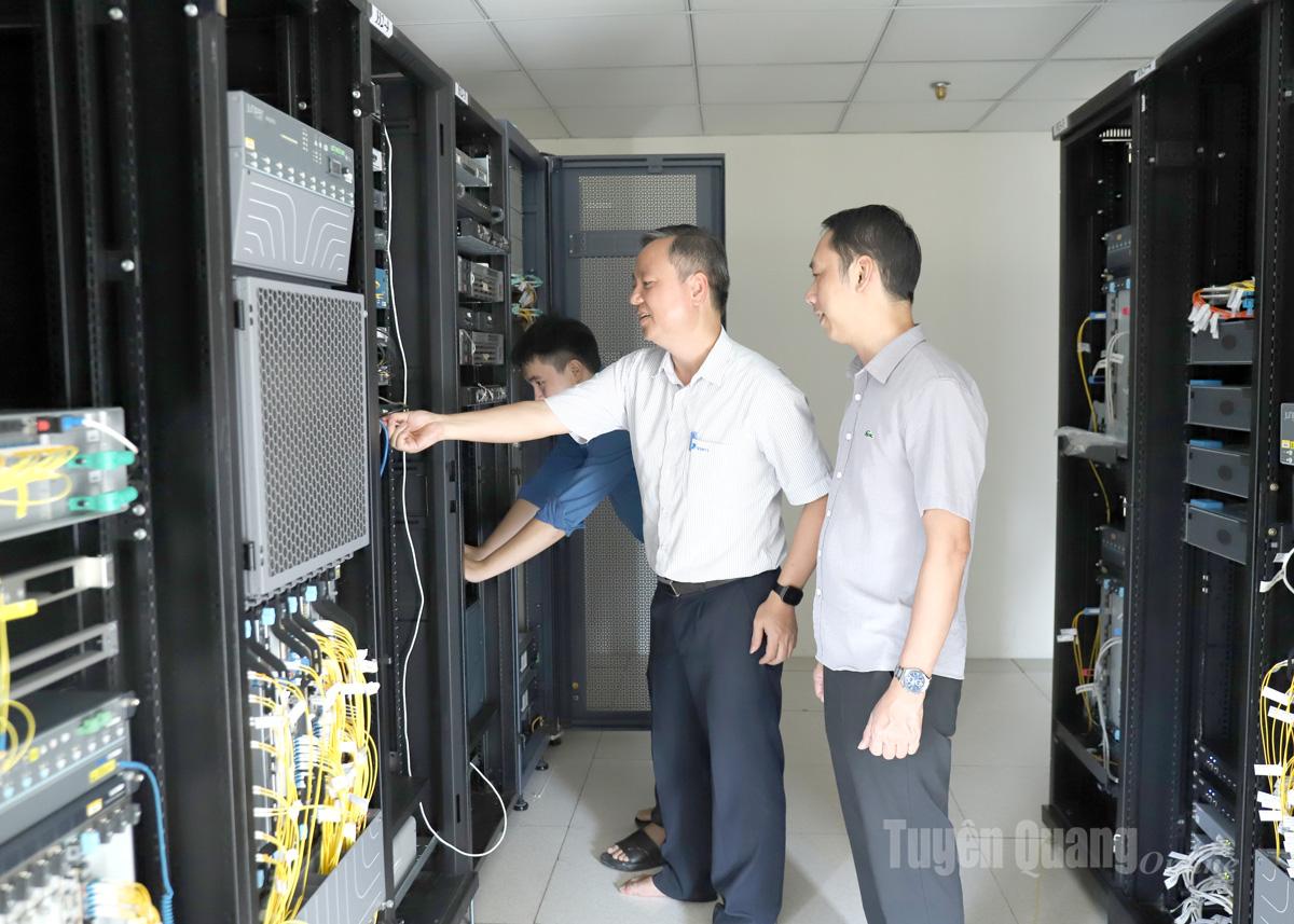 Hệ thống máy chủ của nhà mạng VNPT đảm bảo thông suốt, theo dõi các sự cố để kịp thời xử lý.