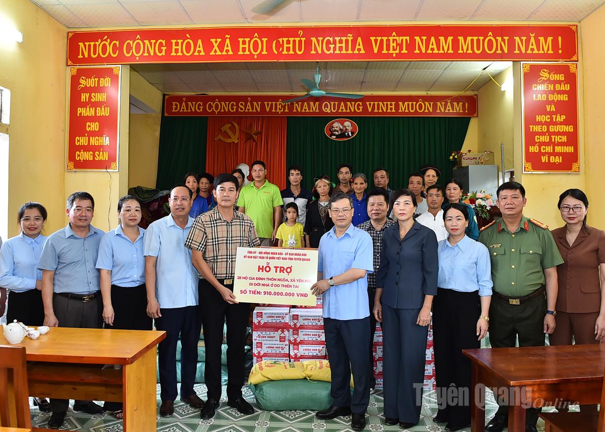  Đoàn công tác HĐND tỉnh trao hỗ trợ cho 28 hộ dân thôn Ngõa ảnh hưởng bởi sạt lở đất.