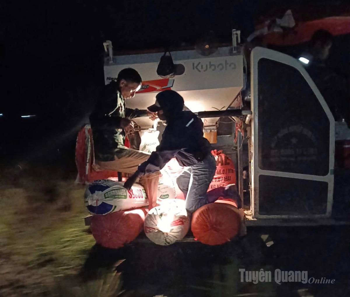 Mr. Ma Van Tien, from Binh The hamlet (Kim Binh commune), said: “It’s not just my family - the whole village is out in the fields harvesting to avoid the storm. Thanks to two harvesters working at once, we help each other transport the rice home before he heavy rain arrives.”