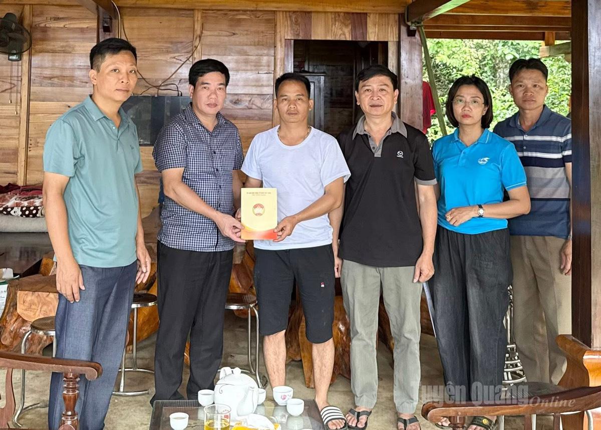 Phó Chủ tịch Uỷ ban MTTQ tỉnh trao hỗ trợ cho gia đình em Hoàng Bích Ngọc, 11 tuổi, Tổ Lùng Càng.