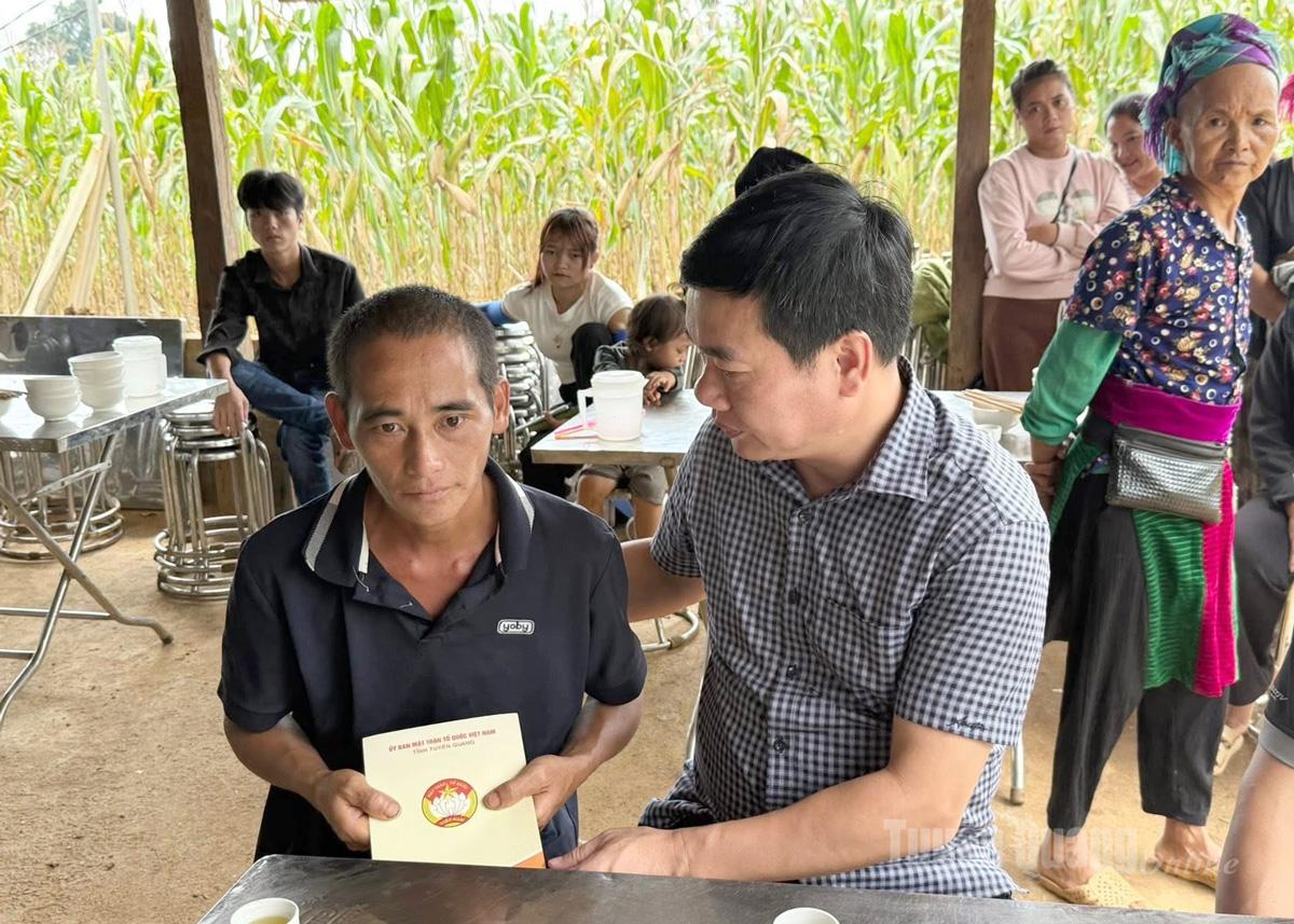 Phó Chủ tịch Uỷ ban MTTQ tỉnh động viên, trao hỗ trợ cho gia đình em Hầu Kim Chung, 11 tuổi, Tổ Lùng Châu.