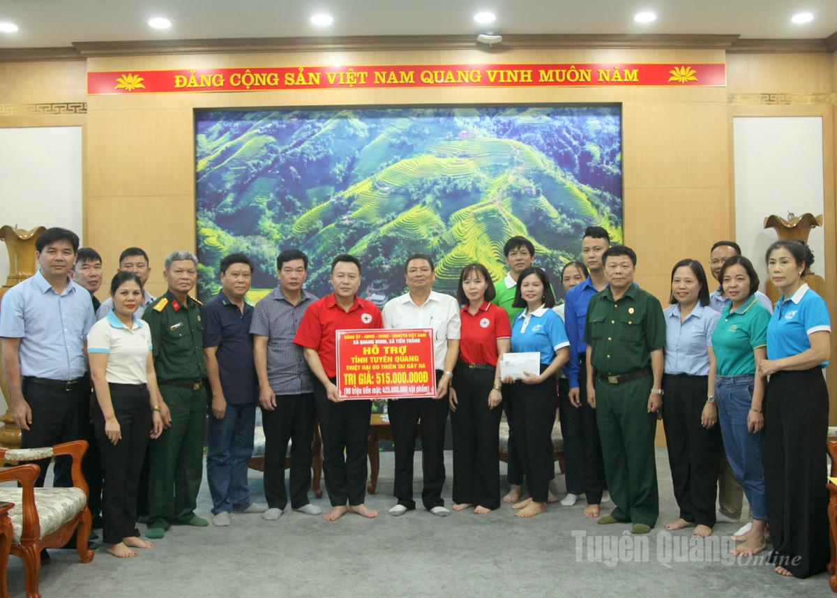 Xã Quang Minh, xã Tiến Thắng và các đơn vị tài trợ trao kinh phí hỗ trợ cho Ủy ban MTTQ Việt Nam tỉnh và Hội Chữ thập đỏ tỉnh.