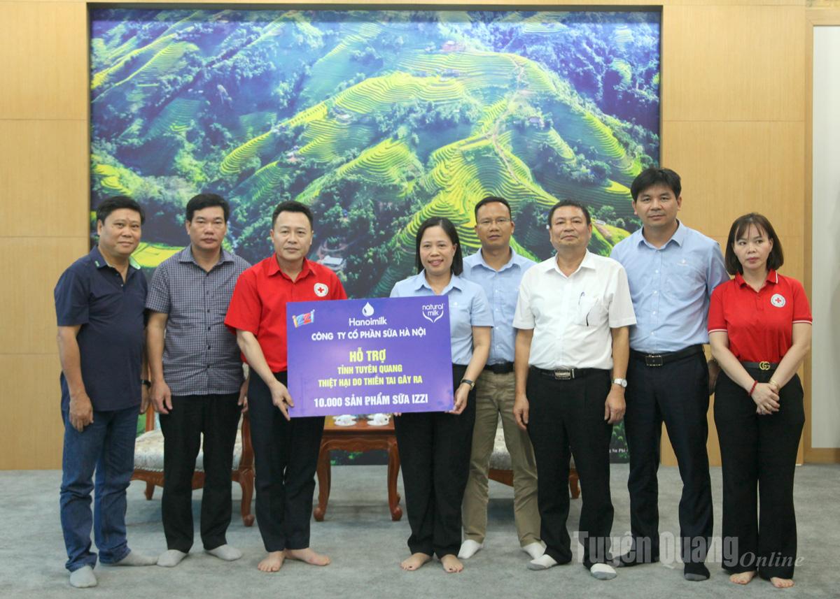 Công ty cổ phần Sữa Hà Nội trao tặng 1 nghìn sản phẩm sữa hỗ trợ Tuyên Quang.