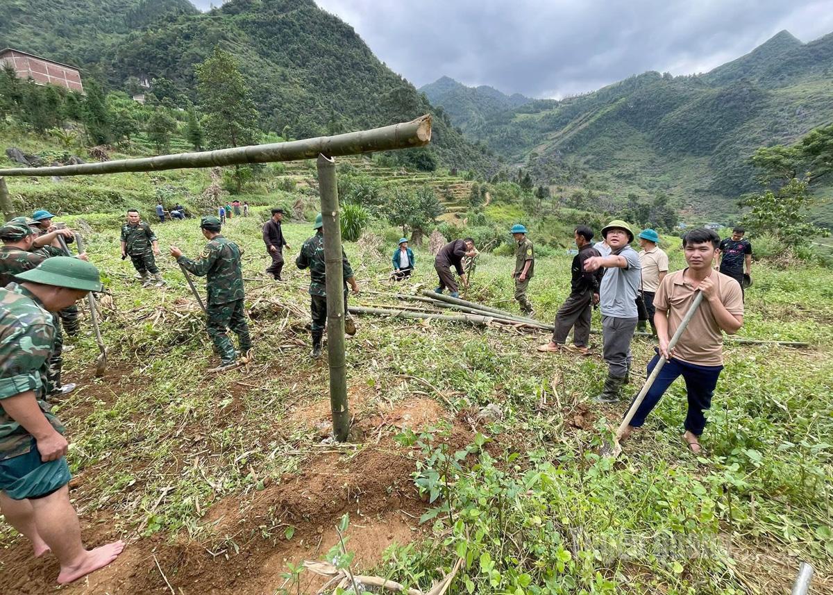Lực lượng vũ trang và nhân dân hỗ trợ 31 hộ dân thôn Má Lầu A dựng lán tạm thời