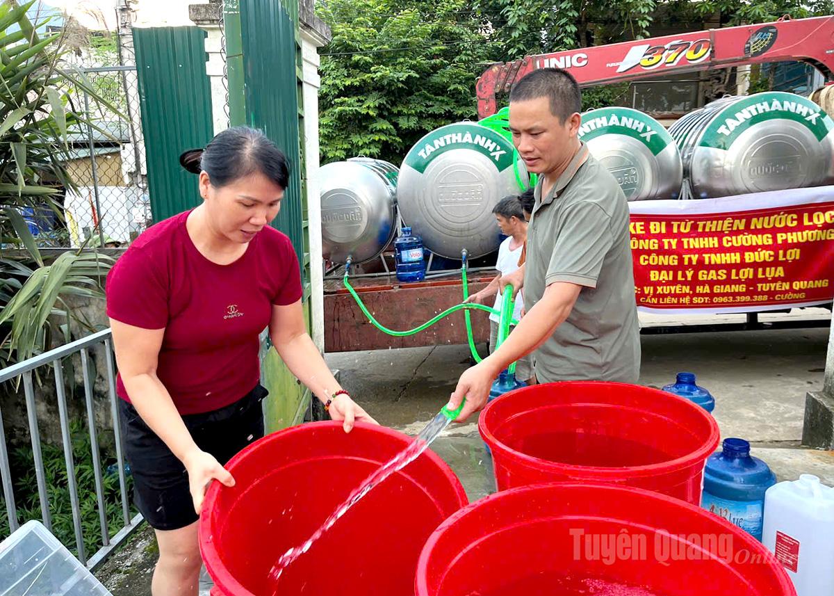 Xe từ thiện chở nước sạch cho người dân phường Hà Giang 1.