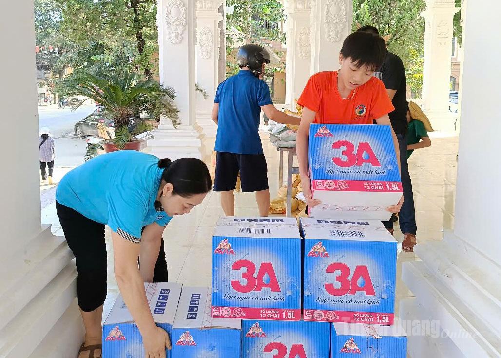 Người dân phường Hà Giang 2 nhận nước đóng chai từ các đoàn thiện nguyện.