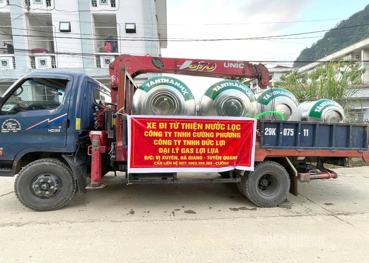 Xe từ thiện chở nước lọc đến cho người dân vùng lũ.