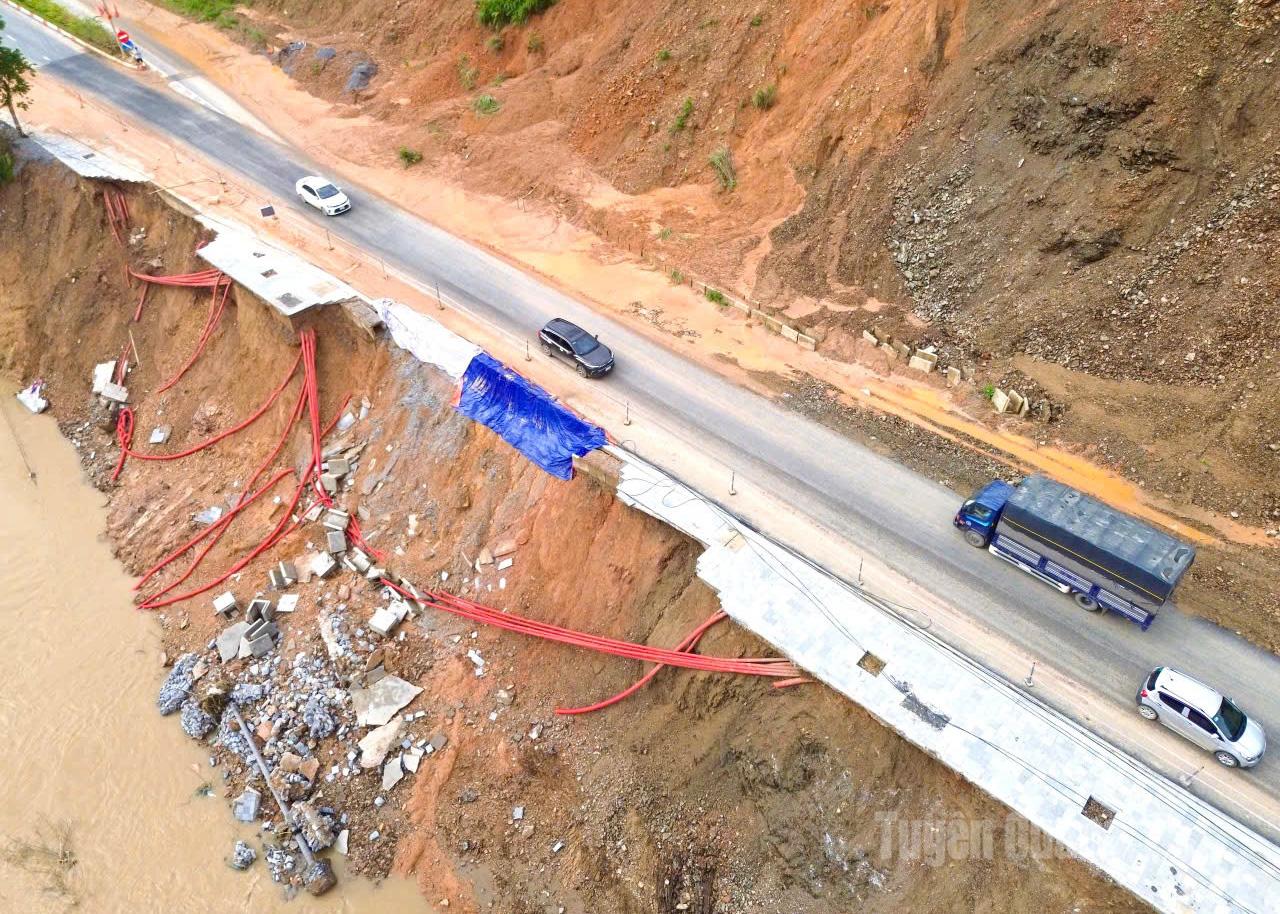 Đoạn sạt lở nghiêm trọng kéo dài hàng chục mét trên tuyến Quốc lộ 2 từ km 295+995 đến km296+200.