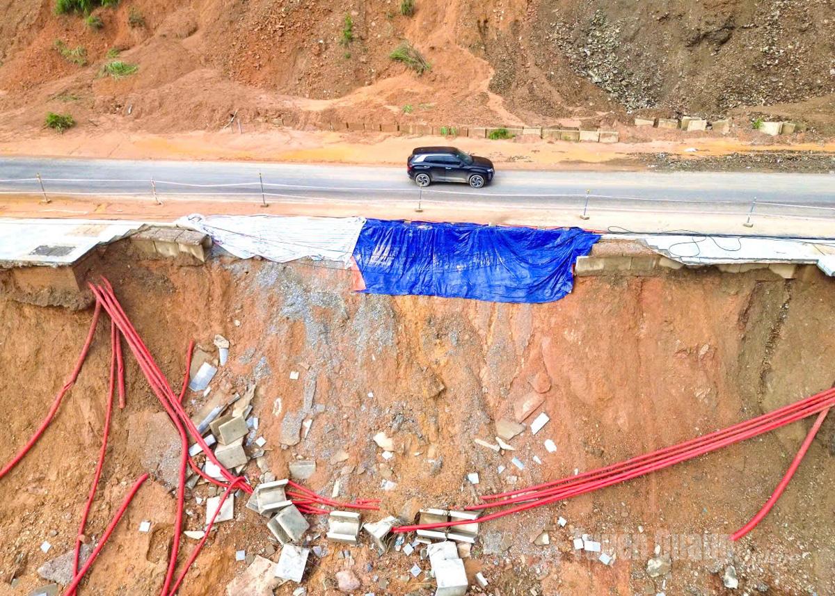 Có chỗ sạt lở đã ăn vào nền đường, đơn vị quản lí đã phải dùng bạt che để nước không xói gây sạt thêm.