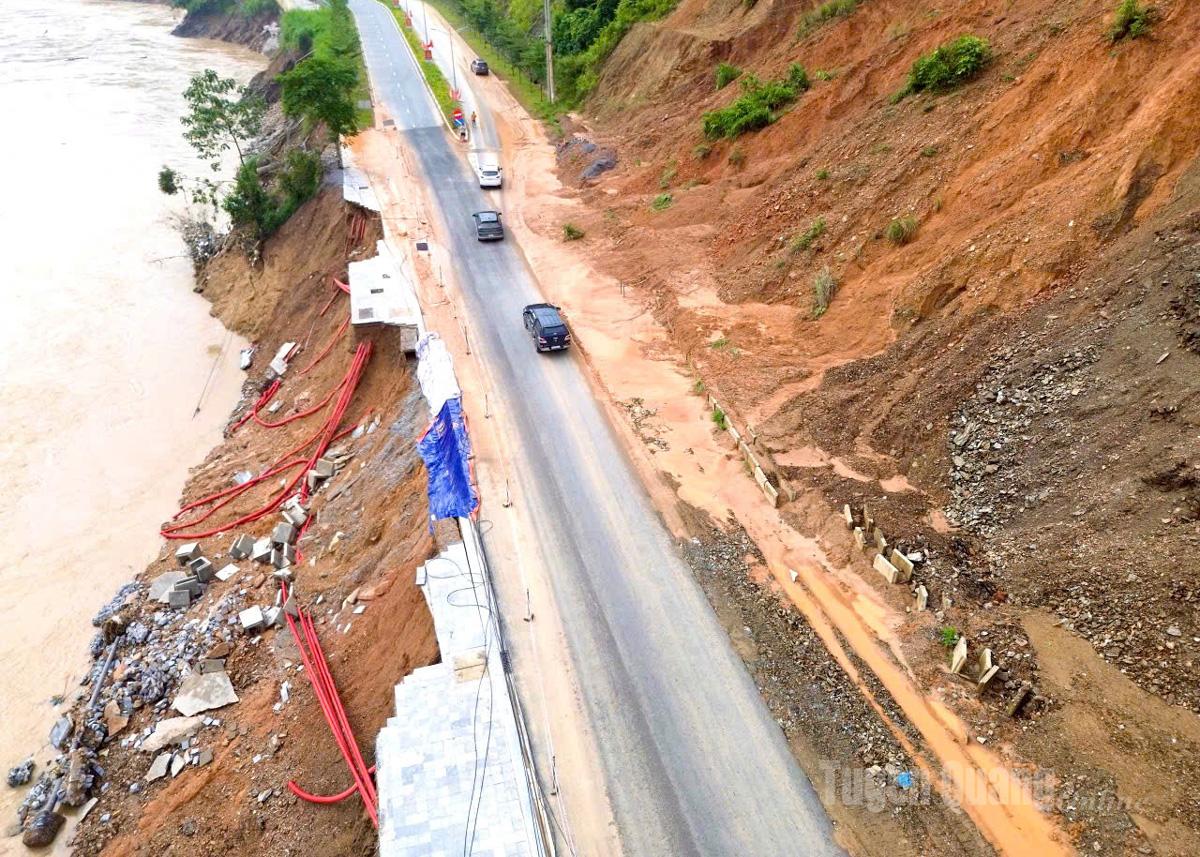 Nếu tiếp tục có mưa hoặc bão số 11 ảnh hưởng, tuyến đường này có nguy cơ sạt lở nghiêm trọng hơn.
