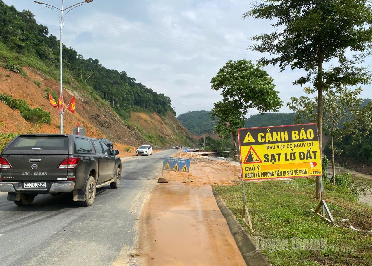 Để đảm bảo an toàn cho người và phương tiện lưu thông, các biển cảnh báo, đèn báo ban đêm đã được triển khai tại tuyến đường này.