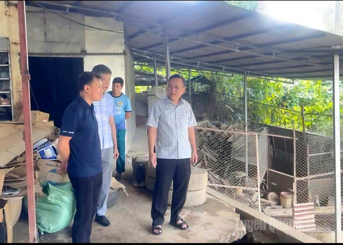 Đồng chí Bí thư Đảng ủy phường Minh Xuân Đỗ Hùng Đức thăm hỏi, động viên gia đình hộ dân bị sạt lở đất.