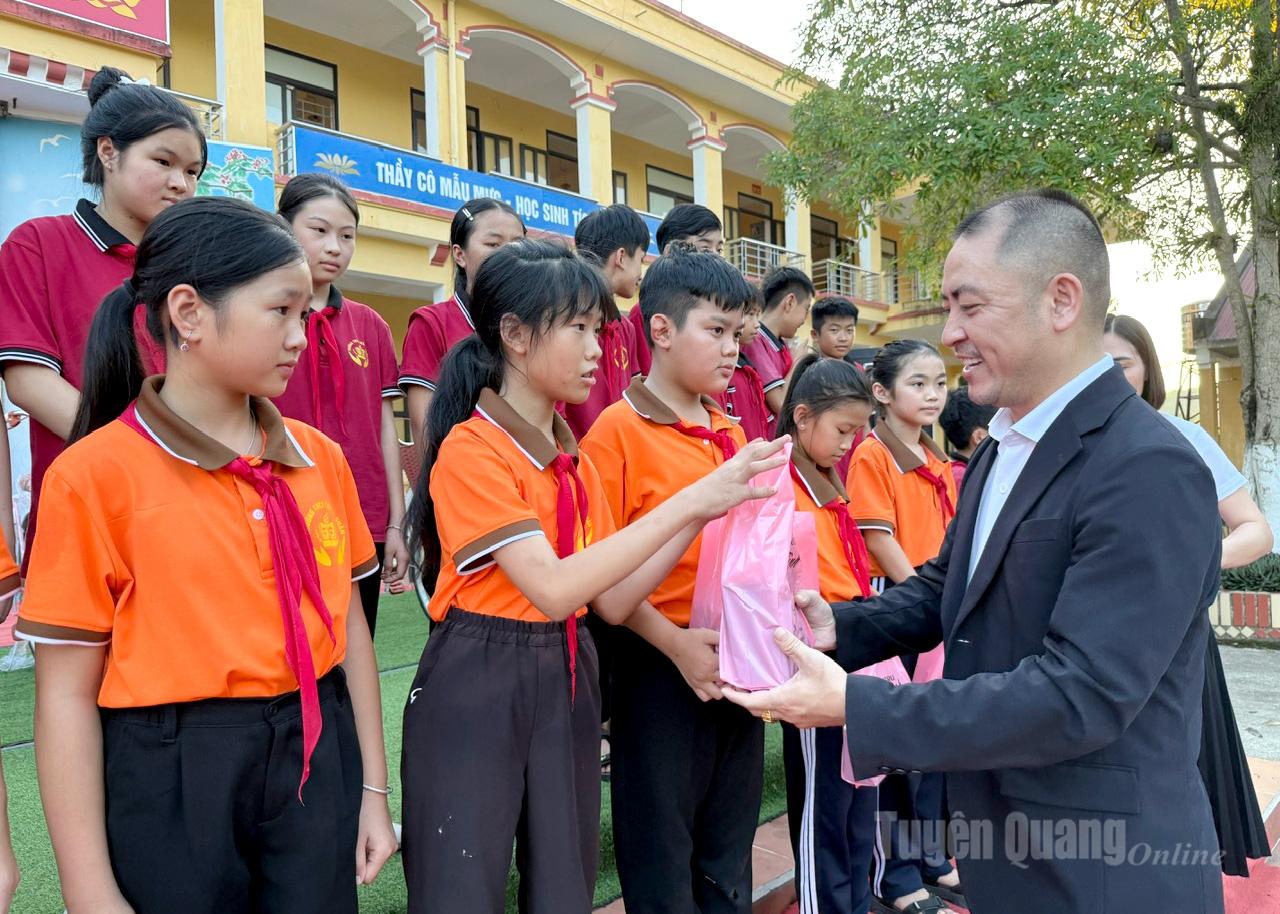 Anh Hoàng Ngọc Thức tặng quà cho các em học sinh trường THCS Thắng Quân.