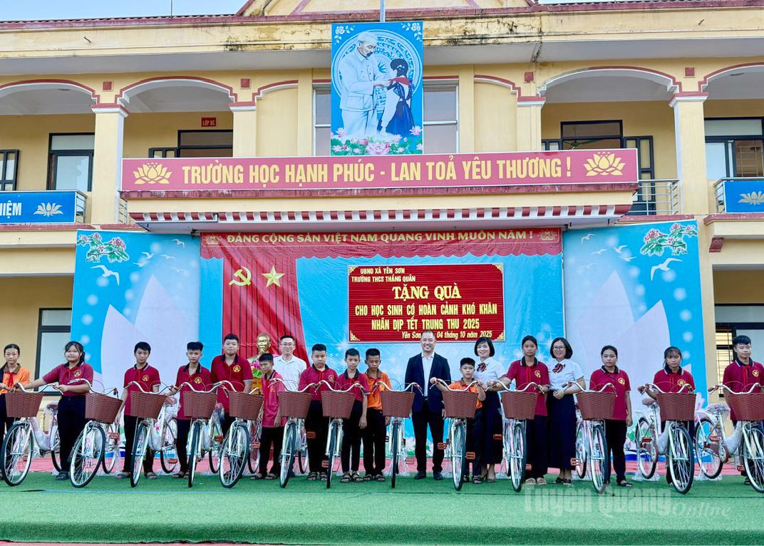 Các em học sinh trường THCS Thắng Quân, xã Yên Sơn tỉnh Tuyên Quang được tặng xe đạp.