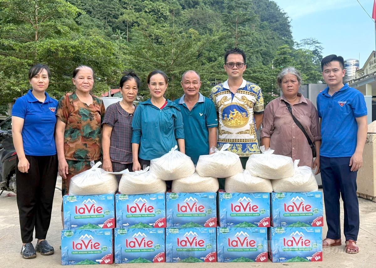 Đại diện Ban Thường vụ Tỉnh đoàn Tuyên Quang trao quà cho người dân tại tổ dân phố 2, 3 Minh Khai, phường Hà Giang 2.